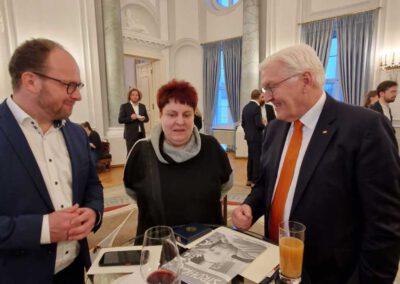 Im Gespräch mit Bundespräsident Frank-Walter Steinmeier und Steffen Bockhahn, Senator Steffen Bockhahn, der Babette Limp-Schelling während des Termins begleitete.