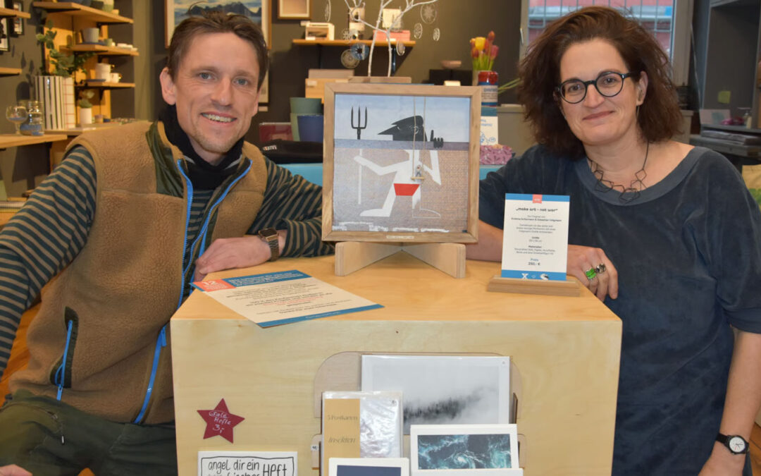 Spendenaktion von Rostocker Künstlern für den Verein Wohltat: Babette Limp-Schelling und Sebastian Volgmann. (Foto: Jens Griesbach)